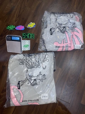 Syna world - Syna world logo twinset grey  T shirt and short set  Oöppnad o andvänd✅  Size M✅  