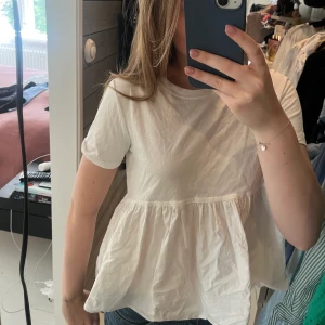 Vit topp från zara  - Säljer denna fina toppen från zara. Volang detalj nertill, perfekt till skolan🙌🏼