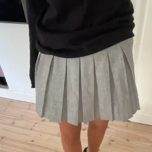 Säljer denna superfina kjol från stradivarius i storlek M