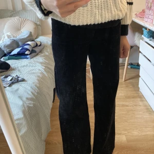 Svarta manchesterbyxor  - Ett par snygga raka manchesterbyxor från h&m. De är i strl xs o når ner hela vägen till golvet på mig som är 168 cm. Fler bilder kan skickas vid intresse!