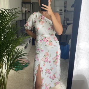 Klänning  - En blommig klänning som knappt har används. Petite klänning 