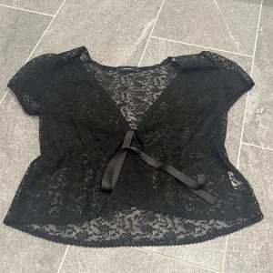 Blus  - En jättefin topp/blus som är jättefin med t.ex ett linne under. Storlek M, från Vero Moda