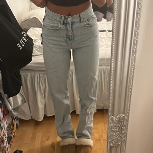 Gina jeans - Säljer ett par näst intill nya ljusa jeans från Gina tricot, strl 34 men passar även mig som brukar ha strl 36