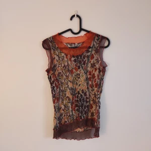 Mesh top - Halv-genomskinlig mesh top med mönster. Köpt i vintage butik. Passar S/M