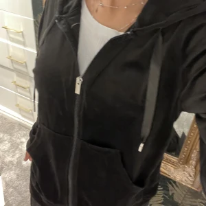 Zip hoodie  - En svart zip hoodie, lite suddiga bilder,så om ni e intresserade kan jag sicka fler bättre bilder. 