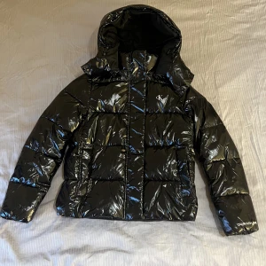 Calvin Klein jacka  - Säljer min Calvin Klein jacka, nyskick! Ny pris är runt 1 900 kr. Jag säljer för 1 200, frakten är inte inräknad i priset. Storleken på jackan är M, passar bra på mig som vanligtvis har storlek S, betalning sker via Swish och priset kan diskuteras.