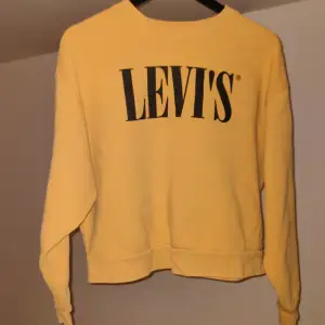 Dottern säljer sin Levis tröja, den är som ny