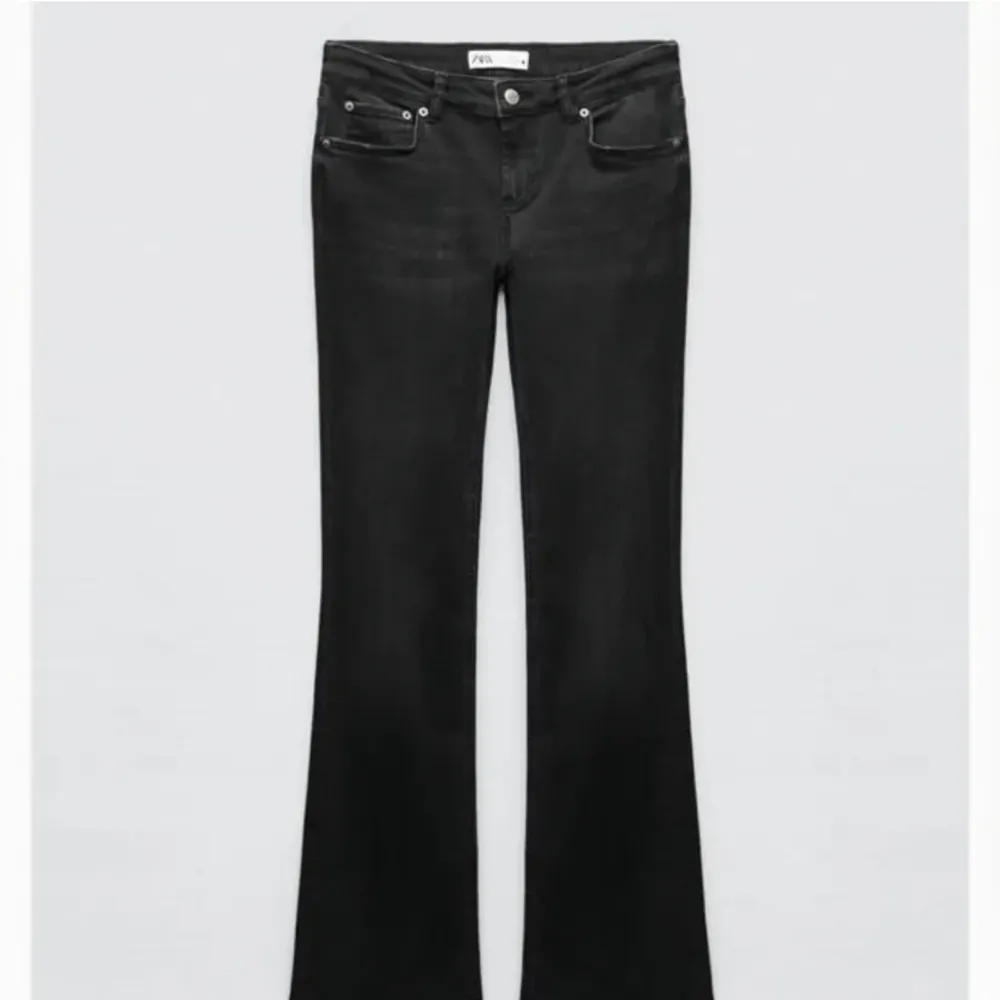 Säljer mina svarta bootcut jeans från zara i storlek 32. . Jeans & Byxor.