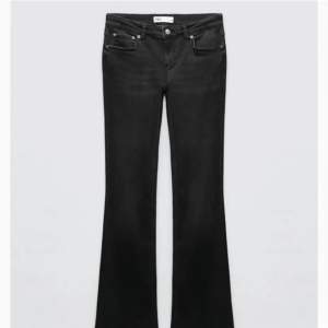 Säljer mina svarta bootcut jeans från zara i storlek 32. 