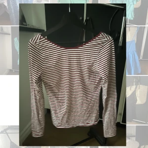 backless topp - en backless randig topp från hm som är hur snygg som helst❤️🤍 knappt använd