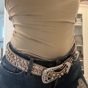 Rosé guld skärp - Har massa hål så passar typ alla Endast använd 2-3ggr ✨