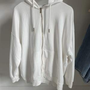 Säljer denna basic zip hoodien från Only med guldig kedja. Sparsamt använd🤍🤎! 