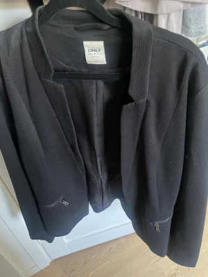 Kavaj - Kavaj köpt på only, använd 3 ggr. Liten i storleken, passar mig som är m/S