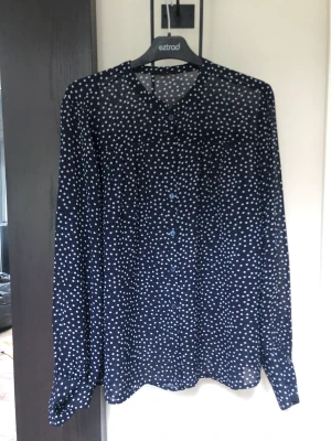 Blusar - Blusar Stl L. 150kr för en st, 250kr om du köper båda.