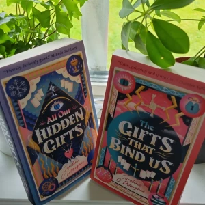 All Our Hidden Gifts (del 1 & 2) - Säljer del 1&2 i Caroline O'Donoghues serie "All Our Hidden Gifts". ✨️🃏🧙 Del 1 är läst en gång medan del 2 är helt oläst. Båda böckerna är i nyköpt skick! 😎  Säljer dem helst tillsammans, men om det önskas att sälja dem separt är jag öppen för förslag 🤗