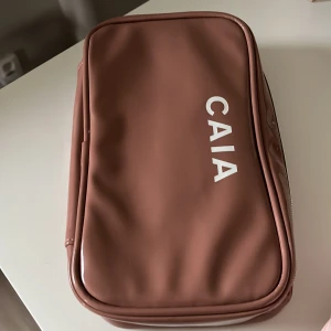 Brush Bag Caia - Säljer en Organized brush bag från Caia knappt använd! Plats för borstar och mindre sminkprodukter. 12x22x5 cm är Brush bagen 