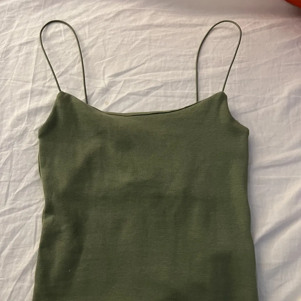Militärgrönt linne 💚Helt ny och oanvänd, säljer eftersom den inte kommer till användning 💞det är inga fläckar på linnet det är bara ljuset som blev konstigt 💞. Toppar.