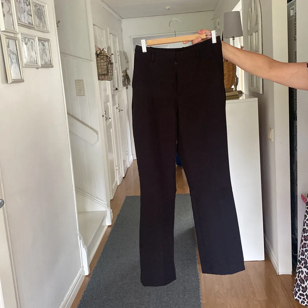 Svarta kostymbyxor från bikbok i storlek 36 upplagda t cirka 71 cm . Jeans & Byxor.