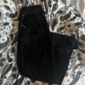 Juicy couture byxor - Säljer dessa svarta Juicy byxorna då dom blivit försmå, väldigt bra skick, inga defekter, storlek S, säljer för 700kr + frakt. 