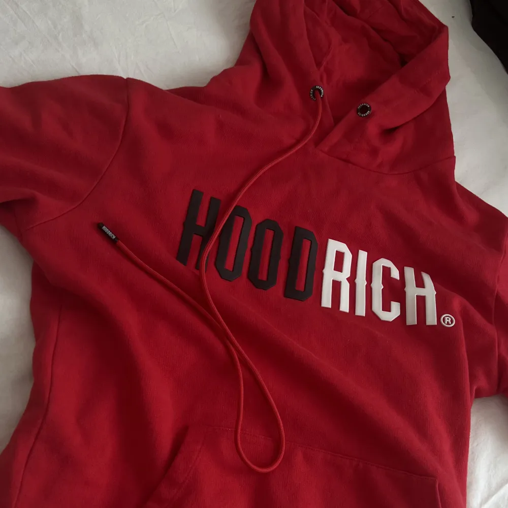 Hoodrich hoodie, sparsamt använd säljes nu pga: för liten  Skick 10/10 Pris i butik 800kr Buda från: 341kr Köp direkt 440kr. Hoodies.
