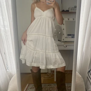 Volangklänning - Supersöt Volangklänning. Jag är 170❤️. Om du vill ha fler bilder, var gärna specifik med vad du vill ha bild på❤️🥰🫶🏻. 