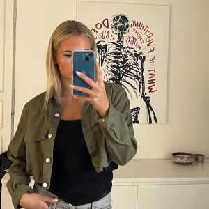 Kort grön jacka  - Kort grön jacka från hm❤️