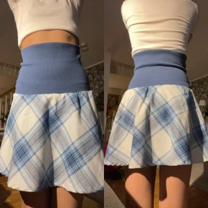 blå kjol med mönster - blå kjol ifrån iyshi. storlek 146 fast passar XXS/XS. går att göra lowwaist. väldigt stretchig