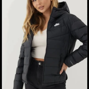 Nike jacka  - Säljer min vinterjacka från Nike i storlek S.  Den kommer inte till användning så säljer den.  Jag bjuder på halva frakten.