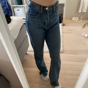 Jeans med slits - Blå jeans med slits på från Venderbys! Fin passform med raka ben och smal midja. Fint skick
