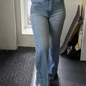 Fina jeans med slits längst ner, tyvärr för stora för mig, varsamt använda