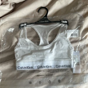 Calvin klein topp - Säljer vit Calvin kleain toppen aldrig använd plasten och lappen är kvar och på glömde skicka tillbaka den så darför jag säljer den🤍ordinarie priset är 389kr(har inte ens prövat den)