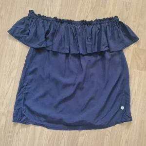 Off shoulder topp - Snygg off shoulder topp, går även att ha one shoulder. Köparen står för frakt ❤️