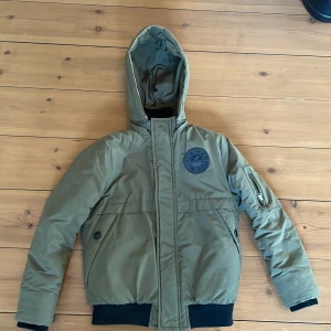 Vingino vinterjacka  - En snygg olivgrön vinterjacka som funkar parfeckt i de kalkerar månaderna. Jackan passar 10 åringar. Originalpriset är 800kr men denna säljs för 400kr även att den är i så bra skick.