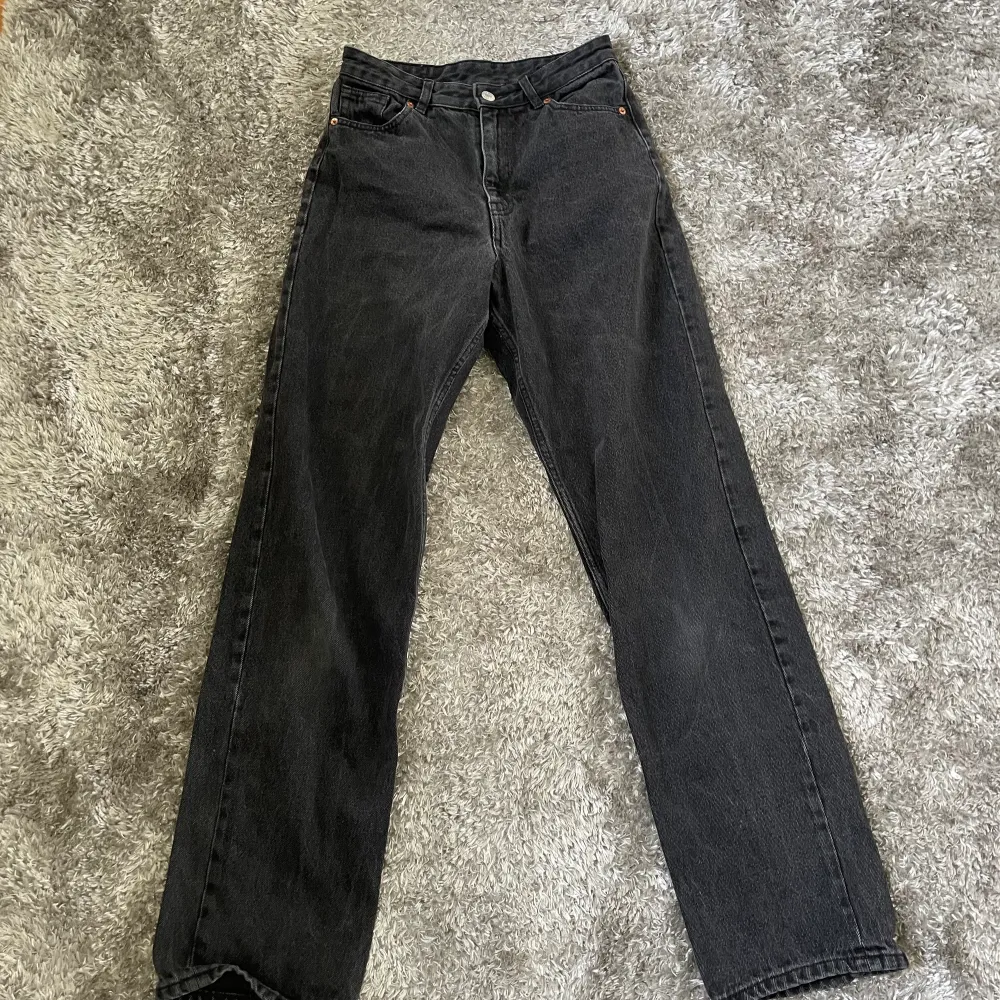 Svarta högmidjade jeans från monki. Storlek 34/36. Jeans & Byxor.