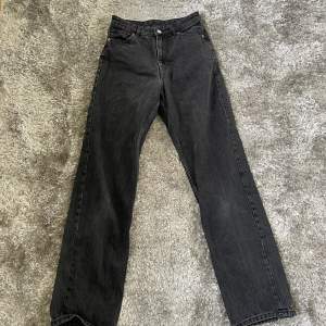 Svarta högmidjade jeans från monki. Storlek 34/36