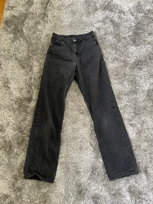 Svarta jeans - Svarta högmidjade jeans från monki. Storlek 34/36