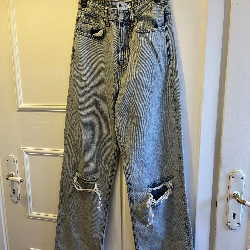 Säljer dessa snygga jeans från nakd i mycket fint skick, storlek 34.. Jeans & Byxor.