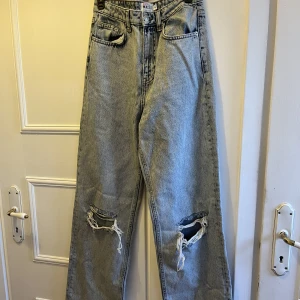 Jeans med hål nakd - Säljer dessa snygga jeans från nakd i mycket fint skick, storlek 34.