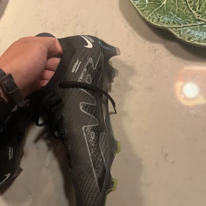 Nike fotbollsskor  - Knappt använda Nike fotbollsskor Stl 43 