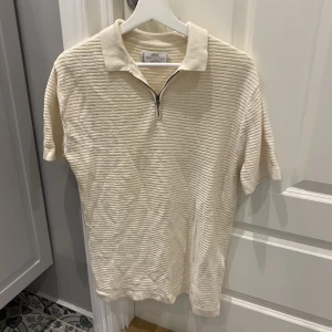 These glory days half zip t-shirt - Tja, säljer nu min sköna half zip t-shirt från these glory days för 700kr. Skicket på tröjan är 9/10. Tveka inte på att höra av dig om du har någon fråga/ mvh Hugo.