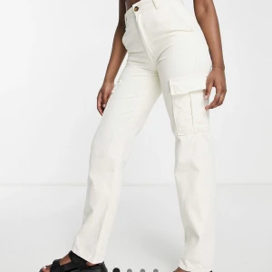 Vita/beige cargobyxor  - Skitsnygga byxor från ASOS 🌟 Säljer pga för små på mig, strl 32 💓