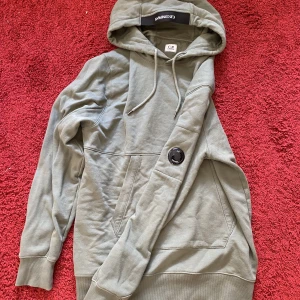 Cp company hoodie - Cp company hoodie, storlek XL men passar även L och vissa M. Ny pris 2200kr. Använd få antal gånger så 10/10 skick. 
