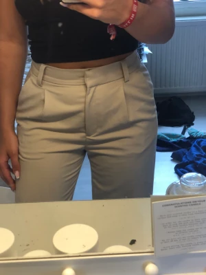 Kostymbyxor  - Från hm!💛🤍 Har en pytteliten fläck på baksidan av ena vaden men inget man tänker på! Skriv privat för fler bilder och info! Köpare står för frakt🙂