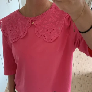T-shirt  - Säljer denna coola t-shirten med cool krage. Den är shock rosa och från Lindex. Finns ingen lapp i tröjan där man ser stoleken men skulle tippa på att det är en M.