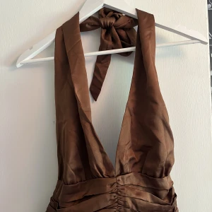Festlig topp  - Festlig topp från bikbok i en brun färg. Aldrig använd. Storlek M. 
