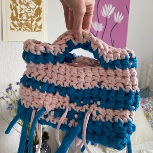 Virkad väska - Väska som jag har virkat själv av T-shirt garn, frakt tillkommer