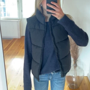 Väst - Säljer denna fina västen som knappt är använd och i mycket bra skick 💗 den är i storlek 158/164 men passar mig som har xs