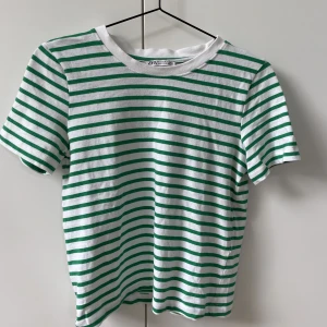 Randig t-shirt💚 - Säljer denna grön randiga t-shirt som inte kommer till användning. Använt 1 gång, så i nyskick!💕
