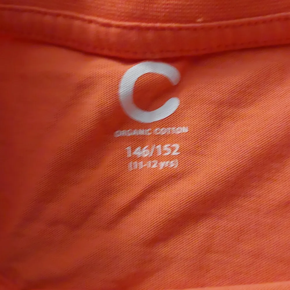 En fin korall färgad tröja för 9-11 år. T-shirts.