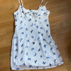 Kkänning - Säljer denna klänning i då den inte satt så bra på mig å den kommer inte komma till användning. endast testad 